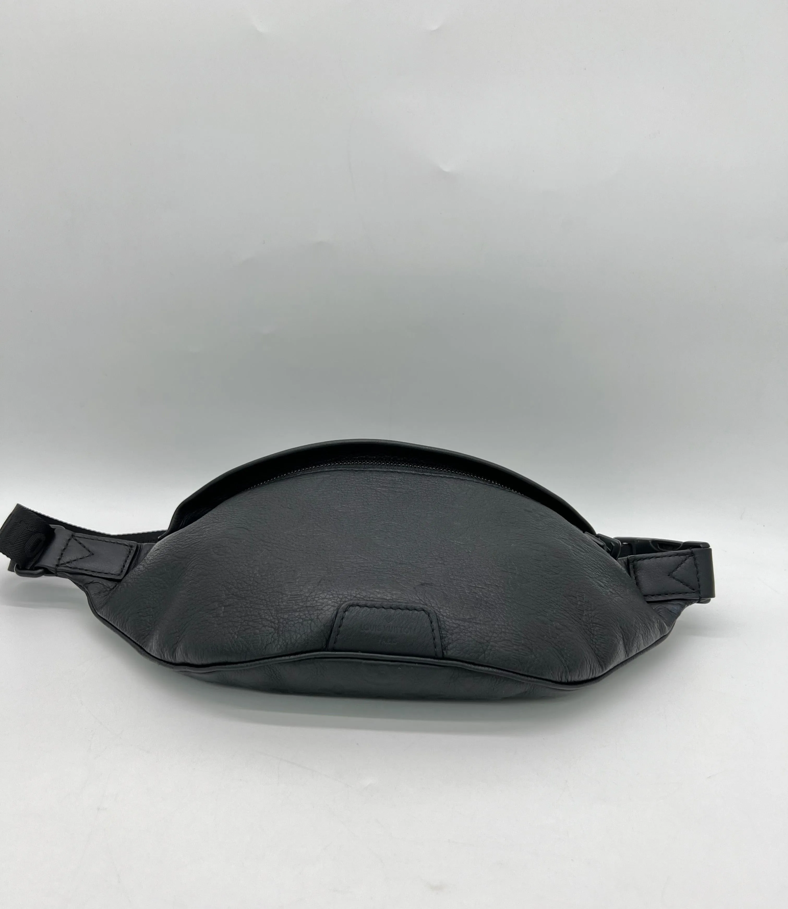 LOUIS VUITTON Discovery Belt Bag Black Leather
